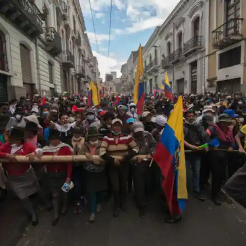 Foto en color de una manifestación en Ecuador, con la calle llena de gente gritando y sosteniendo una bandera de ese territorio.